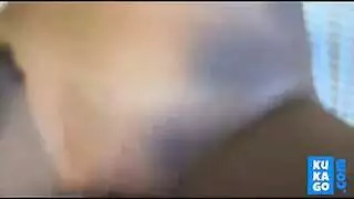 طالبة تحتفل بممارسة الجنس العام وقضيب ضخم