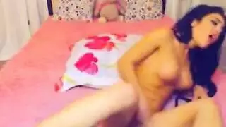 سيور لاتكس تظهر ثدييها الكبيرين قبل جنس جماعي