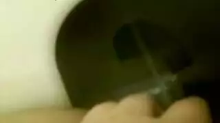 جنس على الأرض: الوكيل يدلك قضيبه الصلب علناً