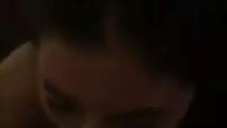 سمراء آسيوية حارّة تُتَخَيَّل كملكة مص إباحية من قبل الأصدقاء
