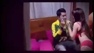 فتاة مثارة ترتدي نظارات تركب الأصابع في مشهد سحاقي إباحي