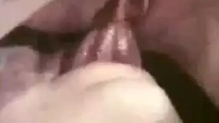 شقراء مرتدية جوارب سوداء تُصب عليها النبيذ وتُمارس الجنس بقوة