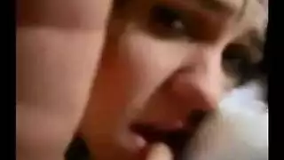 فتاة طيبة تفتح ساقيها على مصراعيهما من أجل قضيب أخيها السميك