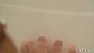 اخواختها يستحمان