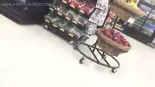 تندهش من رؤية قضيب اخوها علي الجوال