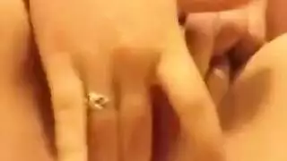 نسولن بتنتف كسها وابطها بالحلاوة