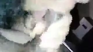 سمراء تتعرض لجنس فموي عنيف في حمام عام
