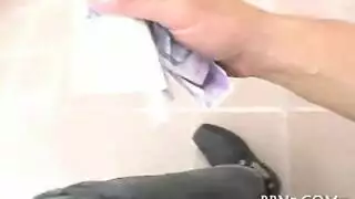 تستغل نوم زوجها السكران