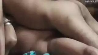 شاب يضاجعها بعنف