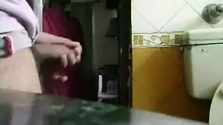 جاءت لتنظف، لكنها بقيت لتشاهدني أستمني وأنزل