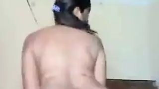 شقراء عارية تثير بشأن مؤخرتها الضيقة قبل أن تُضاجع