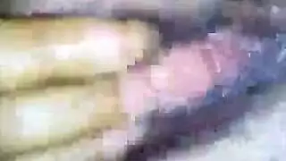 عاهرة سمراء بمجعدات تأخذه في كل ثقب