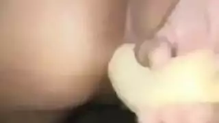 تسجيلها تأخذ موزة عميقاً في مؤخرتها الممتلئة