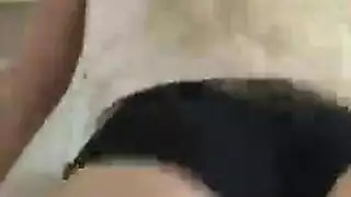 مشوية البصق: مدلكة تأخذ قضيبين في حنجرتها ومهبلها