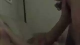 تصوير إباحي: زوجة خائنة تأخذ قضيب صديق زوجها أمام الكاميرا