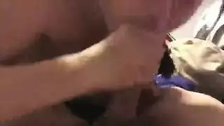 جنس فموي سري: صديقة ساذجة تركع من أجل مص سري