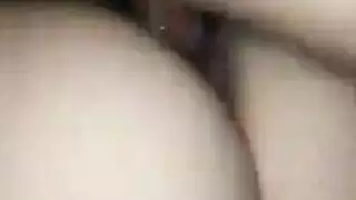 إباحية شرجية: قضيب الرجل الأكبر يضرب مؤخرتها المستسلمة