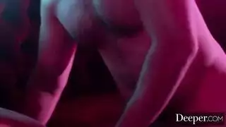 دخل واخته في ضعيه الكلاب عندالغساله فناكها توجعت ودخلت شرت فمها