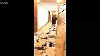 مراهقة ذات أثداء طبيعية كبيرة تُمارس الجنس بقوة مع طاقم التصوير