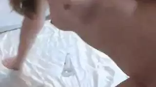 تفتح شرجها الوردي لجماع عميق