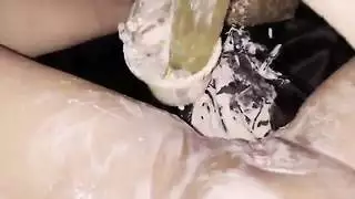 خيال الابنة وهي بمفردها: لعب بالفرج مدعوم بالطعام والأنين