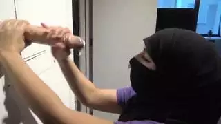 زوجة مسلمة يائسة تأخذ قضيب غير مقصوص غليظ في فمها