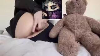 صنم كس غريب: فتحة ضيقة محشوة بفاكهة وتنيك عاري