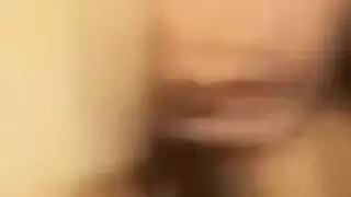 فتاة كاميرا تركية صريحة: أثداء مكشوفة وإغراء برقصة شرجية
