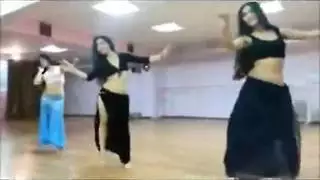 راقصة عربية شهوانية تخلع ملابسها وتُمارس الجنس الفموي