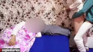 الحجاب العربي زوجة الغش هي تمارس الجنس مع صديق بينما زوجها