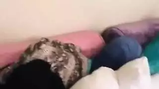 تفرد مؤخرتها في ممارسة جنسية عنيفة بجانب المسبح