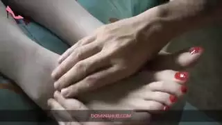 تجعل ولدين يلعقان أصابع قدميها العربية المتعرقة