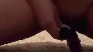 فتاة محجبة تركب سرًا ديلدو ضخمًا في كسها المبلل