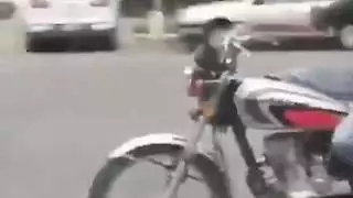 تعريض علني ساخن لقضيب ضخم غير مختون في إيران