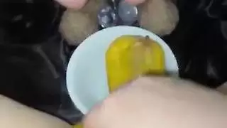 جميلة بالبرقع تدهن بزازها وكسها بالزبادي الكريمي