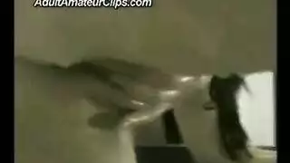 مص في الهواء الطلق إكس إكس إكس: فتاة سمراء تبلع السائل المنوي