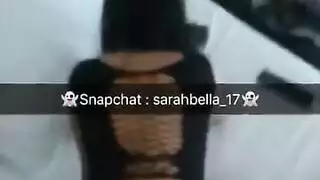 إباحي صريح: مرافقة عربية تأخذ قضيبًا عميقًا في حلقها