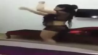 تقاسم بيضاء باللبس الأحمر – فعل جنس جماعي