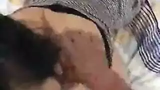 آسيوية صغيرة الحجم ترتدي ثونغ وردي تأخذ قضيبًا كبيرًا