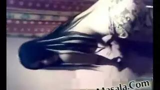 فتاة عربية تخلع ملابسها وتستمني في مشهد إباحي صريح