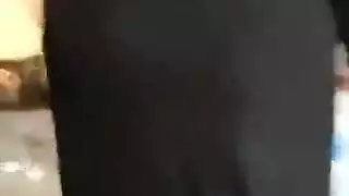 امرأة محافظة تزيح ثوبها المحجَب لتعرض فرجها