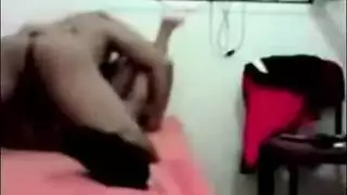 صديقة عربية ممتلئة الجسم تمص قضيبًا كبيرًا وتئن من التدليك الشديد بأصابعها
