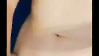 شقراء مغرية في باروكة وجوارب تتعرى لجلسة سمر إباحية