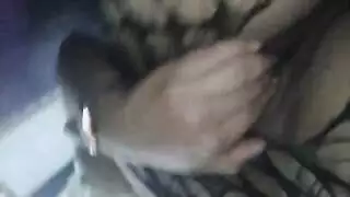 عربية محجبة تظهر فرجها الوردي وتستمني بقوة لمشهد إباحي