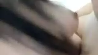 فتاة مثيرة تسأل: هل ستدخل كسي بقوة؟