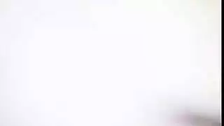 امرأة ناضجة مثارة تبلع قضيبًا متزوجًا كبيرًا