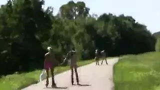 الحامل الصغيرة مع الاصدقاء جماعي
