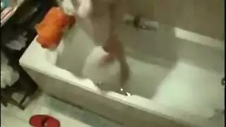 تستمني في الحمّام ويأتي حبيبها