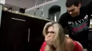 رجل يجيك زوجة ابيه مترجم للعربية في المطبخ