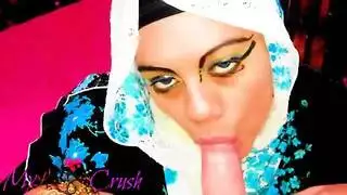 محجبة عربية بالسيارة يلعب بكسها